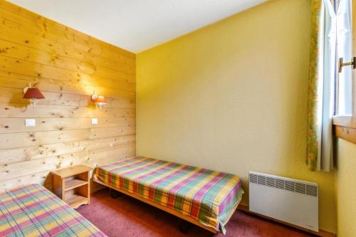 une petite pièce avec un lit et une fenêtre dans l'établissement Quartier Crève Cœur - maeva Home - 2 Pièces 5 Personnes - Confort MAE-8660, à Valmorel