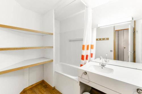 une salle de bain avec un lavabo et un miroir dans l'établissement Quartier Crève Cœur - maeva Home - 2 Pièces 5 Personnes - Confort MAE-8660, à Valmorel