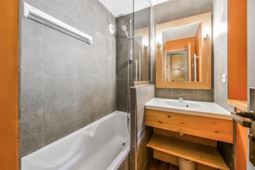 une salle de bain avec une baignoire, un lavabo et une douche dans l'établissement Résidence Les Néreïdes - maeva Home - 2 Pièces 5 Personnes Sélection MAE-8709, à La Plagne Tarentaise