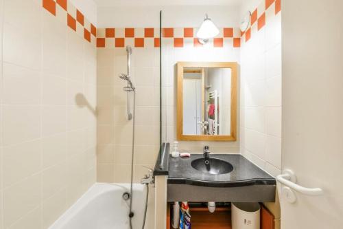 une salle de bain avec un lavabo et une baignoire dans l'établissement Résidence Les Constellations - maeva Home - 2 Pièces 5 Personnes Sélection MAE-8856, à La Plagne Tarentaise