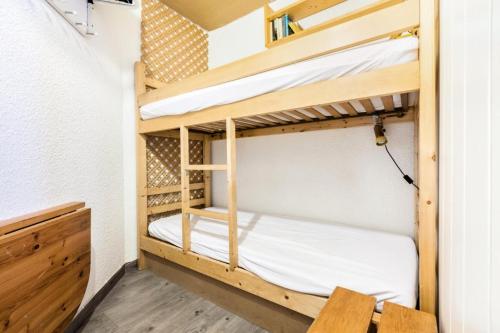 a bunk bed room with two bunk beds at Studio 4 pers. pied des pistes - Maeva Particuliers 69572 in L'Alpe-d'Huez