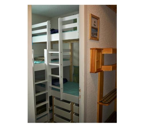 une chambre avec deux lits superposés dans une pièce dans l'établissement Appartement au pied des pistes à Auris en Oisans - Appartement 2 pièces 6 personnes - Confort MAE-9077, à Auris