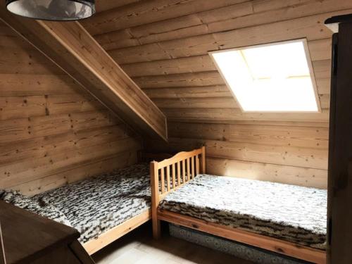 une chambre avec un lit dans une cabane en rondins dans l'établissement Appartement 6 pers. avec terrasse - 3 Pièces 6 personnes MAE-9108, à Cauterets