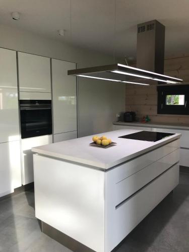 a kitchen with a white counter with fruit on it at Maison écologique de qualité supérieure in Monflanquin