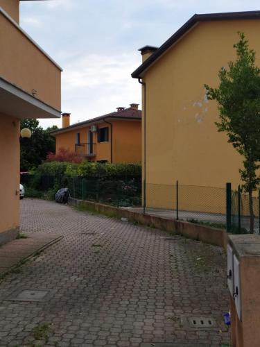 a brick road in front of a building at Casa Ida in Scaltenigo