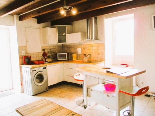 eine Küche mit einer Spüle und einer Waschmaschine in der Unterkunft Prox ANGOULEME,,5km A10 et RN141 ,,maison calme,,parkingS ! in Sireuil