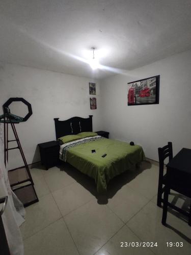 Un dormitorio con una cama y una escalera. en Cómoda y agradable habitación con baño privado, en Uruapan del Progreso