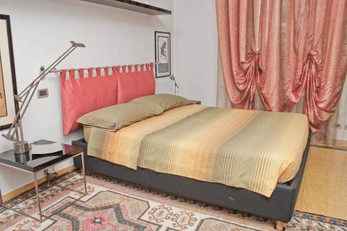 Ein Bett oder Betten in einem Zimmer der Unterkunft Oasi urbana, servizi e aree verdi a portata di mano