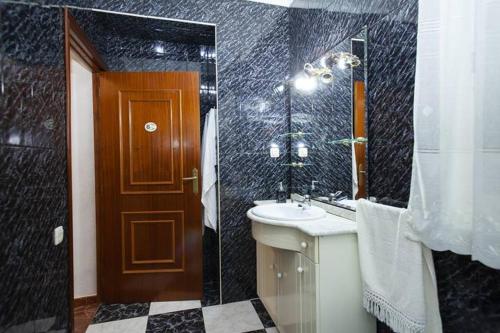 bagno con lavandino e specchio di Carmen House 