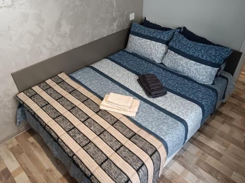 Cama en habitación con en Bijoux Apt in the heart of Sofia, en Sofía