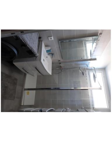 Cette chambre avec vue dispose d'une cuisine et d'une fenêtre. dans l'établissement Appartement 6 pers. belle vue montagne - maeva Home - Appartement 3 Pièces 6 Personnes - Sélection MAE-0673, à Font-Romeu-Odeillo-Via