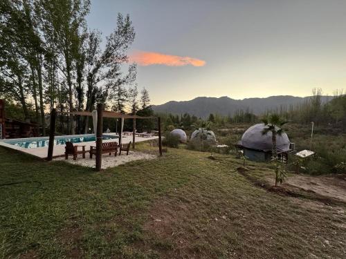 un patio trasero con una yurta y una piscina en Glamping Mendoza en Luján de Cuyo
