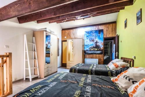- une chambre avec deux lits et une affiche murale dans l'établissement Appartement 3 pièces 8 pers. calme - maeva Home - 3 Pièces 8 Personnes Selection MAE-3806, à Font-Romeu-Odeillo-Via