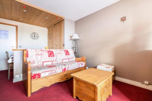 une chambre avec un lit et une table dedans dans l'établissement Résidence L'Ours Blanc - maeva Home - 2 Pièces 4 Personnes Sélection MAE-3817, à Huez