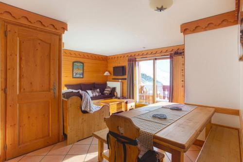 une salle à manger avec une table et une chambre dans l'établissement Résidence Les Alpages de Reberty - maeva Home - 3 Pièces 8 Personnes Prestige MAE-4042, aux Menuires