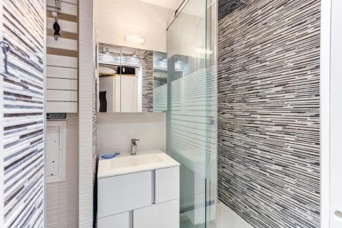 une salle de bain avec un lavabo et un miroir dans l'établissement Résidence La Pinède - maeva Home - Studio 4 Personnes climatisé - Sélection MAE-4893, à Hyères