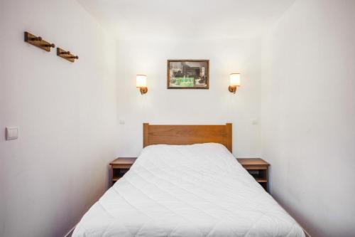 Ce lit se trouve dans un dortoir doté de 2 lumières sur le mur. dans l'établissement Résidence L'Albane - maeva Home - Appartement 2 pièces 5 personnes Sélection MAE-7977, à Vars