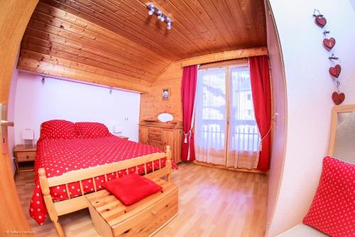 une chambre avec un lit dans une pièce en bois dans l'établissement Chalet à La Chapelle d'Abondance proche pistes - 10 Pièces 20 personnes MAE-8779, à La Chapelle-dʼAbondance