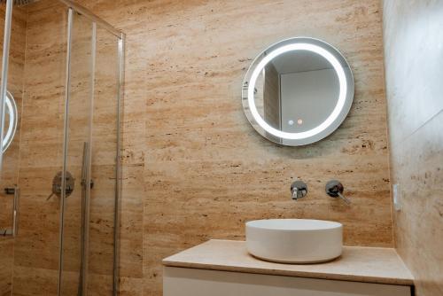 uma casa de banho com um lavatório e um espelho em A 0.4 - Alexa Smart House em Braga