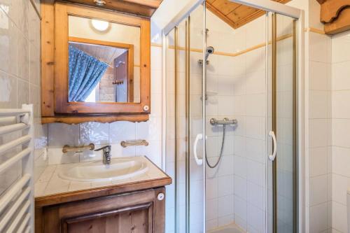 een badkamer met een wastafel en een douche bij Résidence Les Fermes du Soleil - maeva Home - Appartement 4 pièces 7 person 93 in Les Carroz d'Araches