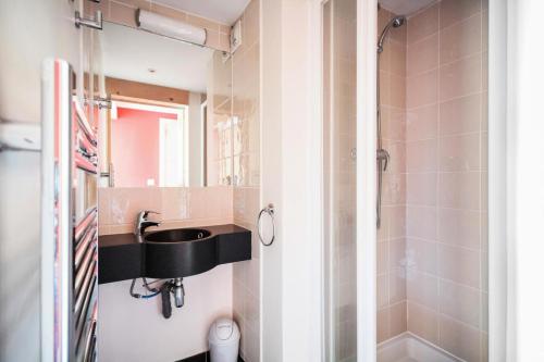 a bathroom with a sink and a shower at Résidence Les Crêts - maeva Home - 3 Pièces 6 Personnes - Confort MAE-1026 in Les Allues
