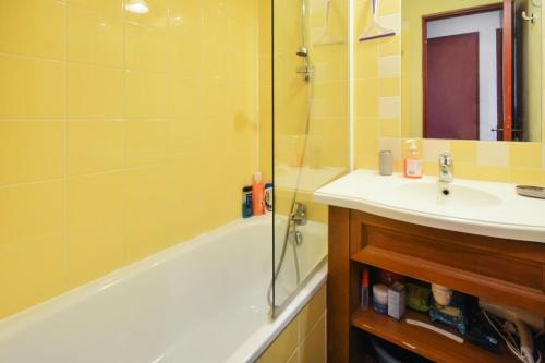 une salle de bain avec un lavabo et une baignoire et un lavabo dans l'établissement Résidence Les Terrasses d'Azur - maeva Home - 2 Pièces 4 Personnes Confort MAE-1522, à Isola 2000