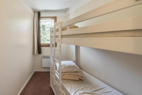 - une petite chambre avec 2 lits superposés et une fenêtre dans l'établissement Résidence Sépia - maeva Home - Appartement 3 pièces 7 personnes Sélection MAE-1964, à Morzine
