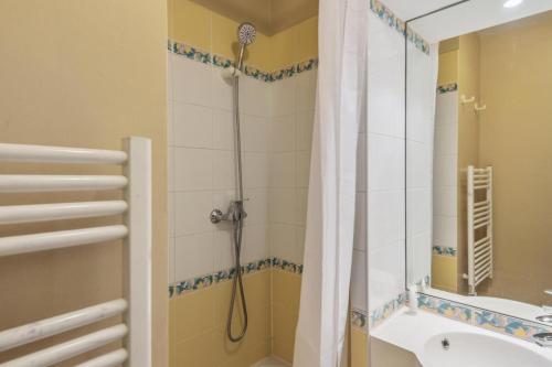 une salle de bain avec douche et lavabo dans l'établissement Résidence Sépia - maeva Home - Appartement 3 pièces 7 personnes Sélection MAE-1964, à Morzine