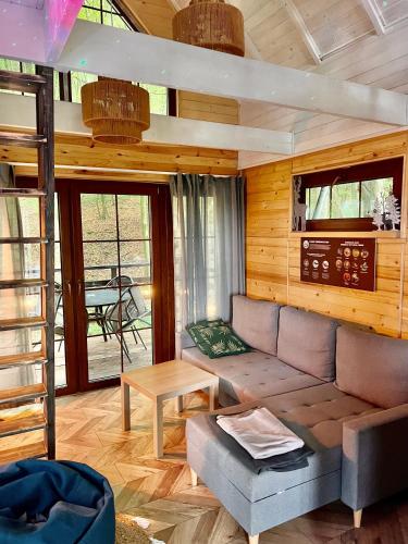 Ruang duduk di Na Skraju Lasu Domek na Drzewie & Glamping