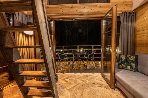 Ruang duduk di Na Skraju Lasu Domek na Drzewie & Glamping