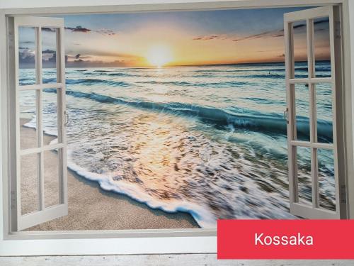 een open raam naar het strand met uitzicht op de oceaan bij Duża kawalerka Kossaka 12B -balkon -dla max 4osób przy galeri kasztanowa Centrum in Piła