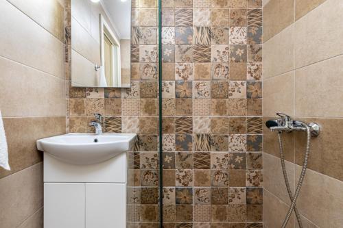 a bathroom with a sink and a shower at Sunny Studios 2 in Mángana