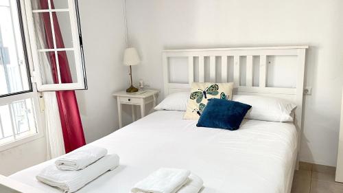 コルドバにあるEl Descanso del Indianoのベッドルーム1室(白いベッド1台、タオル付)