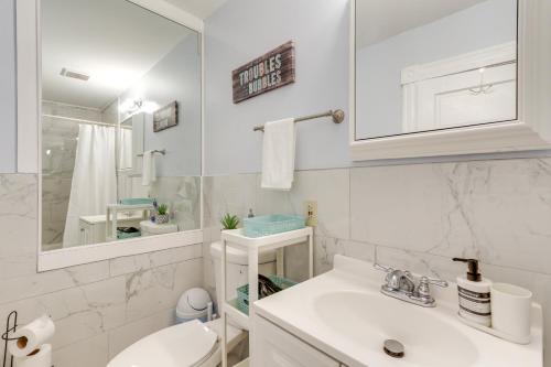 Baño blanco con lavabo y aseo en Charming Stoughton Apartment 20 Mi to Boston, en Stoughton