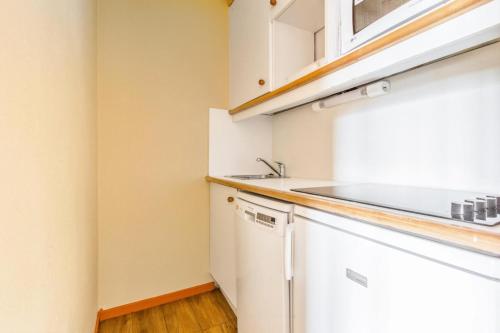 Кухня или мини-кухня в Résidence L'Ours Blanc - maeva Home - Appartement vue montagne 2 pièces 4 personnes - Sélection MAE-3444
