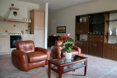un soggiorno con due sedie e un tavolino da caffè di Monte Isola - Decio Apartments a Monte Isola