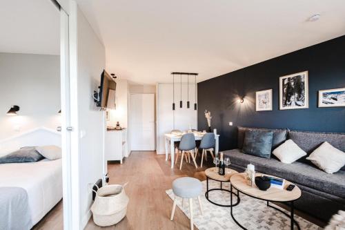 une chambre avec un lit et un salon dans l'établissement Résidence Sépia - maeva Home - Appartement 2 pièces 5 personnes Sélection MAE-4319, à Morzine