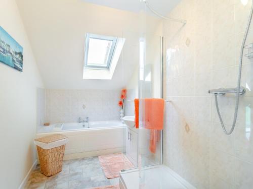 La salle de bains est pourvue d'une douche et d'une baignoire. dans l'établissement 1 Bed in Swimbridge LANEE, à Swimbridge