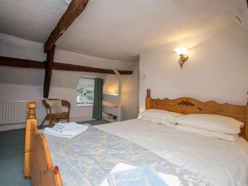 ein Schlafzimmer mit einem großen weißen Bett in einem Zimmer in der Unterkunft 2 Bed in Corfe Castle DC050 in Corfe Castle