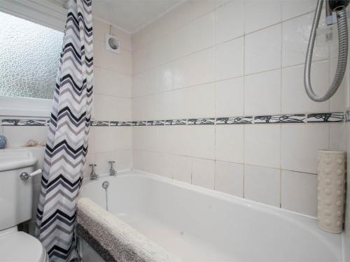 科夫堡的住宿－2 Bed in Corfe Castle DC050，白色的浴室设有浴缸和卫生间。