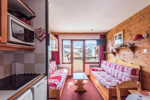 un petit salon avec un canapé et un micro-ondes dans l'établissement Résidence Le Douchka - maeva Home - Appartement 2 pièces 5 personnes Confort MAE-6972, à Morzine