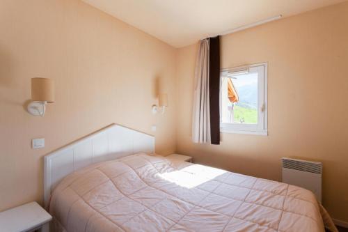 une chambre avec un lit et une fenêtre dans l'établissement Résidence Le Thabor - maeva Home - 2 Pièces 5 Personnes Confort MAE-7571, à Le Désert