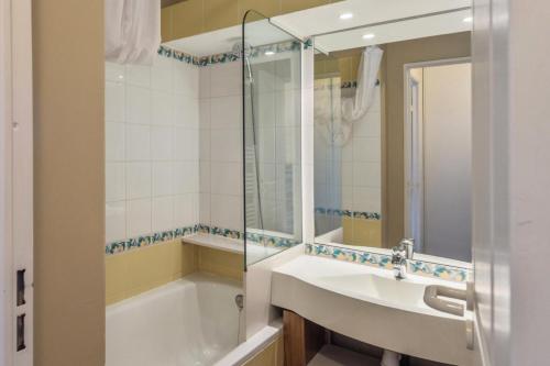 une salle de bain avec une baignoire, un lavabo et une douche dans l'établissement Résidence Sépia - maeva Home - 3 pièces 7 pers Sélection MAE-5877, à Morzine