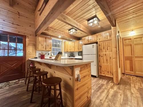 Η κουζίνα ή μικρή κουζίνα στο Chipmunk Lodge by NW Comfy Cabins
