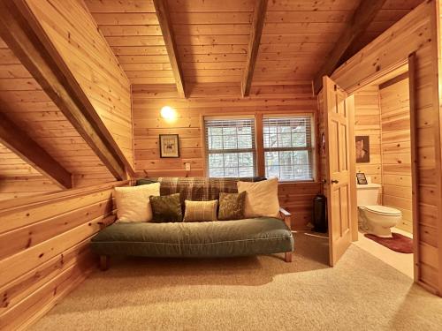 a living room with a green couch in a cabin at Chipmunk Lodge by NW Comfy Cabins in Leavenworth