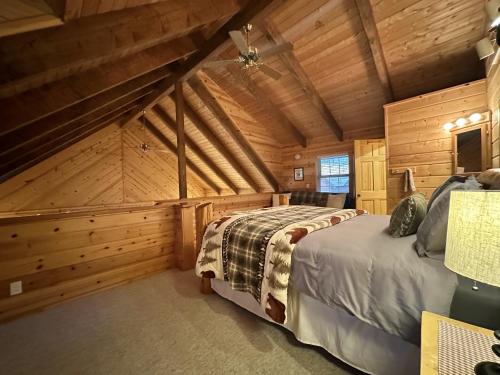 a bedroom with two beds in a log cabin at Chipmunk Lodge by NW Comfy Cabins in Leavenworth