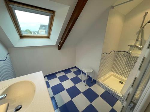 une salle de bain avec un lavabo et une douche dans l'établissement Maison familiale Cosy plage à pied, à Arzon