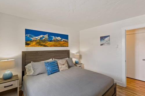Giường trong phòng chung tại Mountainside Condo King Bed, Two Hot Tubs, Fireplace, Pool , on the Free Bus Route
