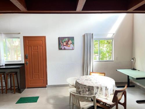 uma sala de estar com uma mesa e cadeiras e uma porta em Casa na praia de Ingleses Floripa em Florianópolis