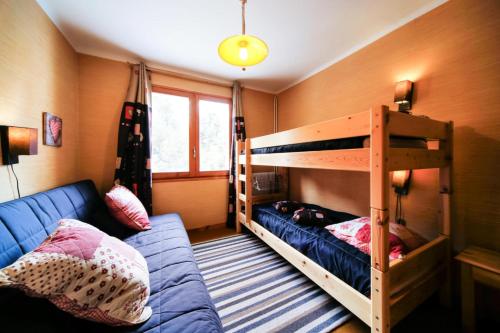 - une chambre avec 2 lits superposés et un canapé dans l'établissement Appartement 2 pièces 6 personnes avec superbe vue - maeva Home - Appartement 2 pièces 6 personnes Confort MAE-7889, à Font-Romeu-Odeillo-Via